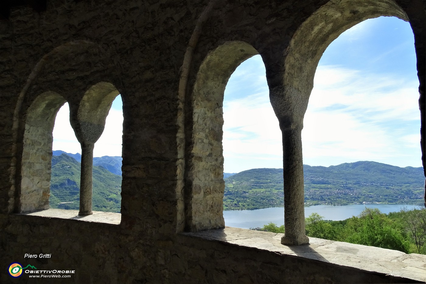 26 Pronao con bifore con vista sul lago di Annone.JPG